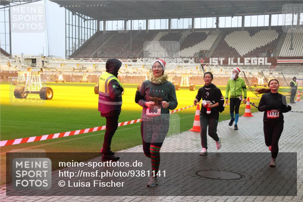 07.12.2025 - St. Pauli X-Mass-Run No. 15 Luisa Fischer http://msf.ph/oto/9381141 07.12.2025 10:10:07 Ziel 800, 1172, 800, 881, 896, 899, 960, 989, 1026, 1172, 1191, 1243, 1248, 1256, 1257, 1678, 1718, 2502, 2504, 2560, 3245, 3246, 3410, 3411, 3493, 3756 meine-sportfotos.de