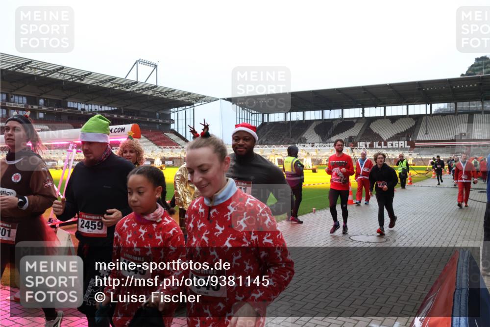 07.12.2025 - St. Pauli X-Mass-Run No. 15 Luisa Fischer http://msf.ph/oto/9381145 07.12.2025 10:44:01 Ziel 201, 5, 2459, 4045, 15, 4046, 15, 2728, 4104, 2724, 74, 84, 559, 706, 1053, 1301, 1616, 1814, 1913, 1936, 2052, 2053, 2459, 2487, 2647, 2724, 2726, 2761, 2762, 2767, 3022, 3038, 3100, 3226, 3237, 4095, 4096, 4104 meine-sportfotos.de