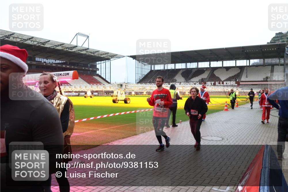 07.12.2025 - St. Pauli X-Mass-Run No. 15 Luisa Fischer http://msf.ph/oto/9381153 07.12.2025 10:44:02 Ziel 4104, 2724, 74, 84, 559, 706, 1053, 1301, 1616, 1814, 1913, 1936, 2052, 2053, 2459, 2487, 2647, 2724, 2726, 2761, 2762, 2767, 3022, 3038, 3100, 3226, 3237, 4095, 4096, 4104, 4254, 4255 meine-sportfotos.de