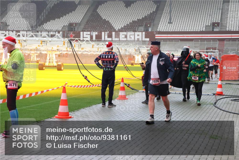 07.12.2025 - St. Pauli X-Mass-Run No. 15 Luisa Fischer http://msf.ph/oto/9381161 07.12.2025 10:10:23 Ziel 3671, 1026, 125, 989, 800, 962, 989, 1026, 1172, 1191, 1256, 1257, 1399, 1678, 1732, 2502, 2504, 2560, 3245, 3246, 3410, 3411, 4358, 4507 meine-sportfotos.de