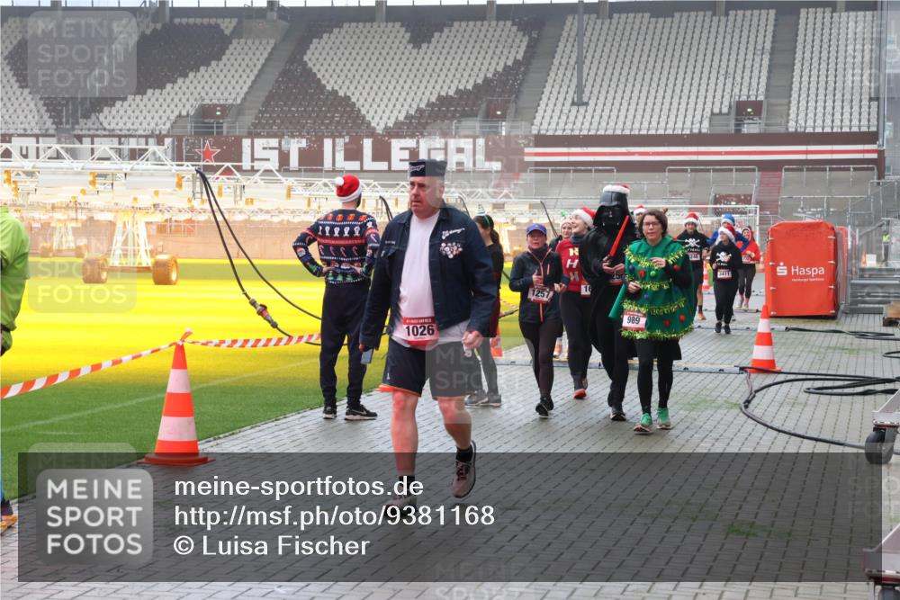 07.12.2025 - St. Pauli X-Mass-Run No. 15 Luisa Fischer http://msf.ph/oto/9381168 07.12.2025 10:10:24 Ziel 11212, 1026, 1257, 16, 989, 246, 3411, 800, 962, 989, 1026, 1172, 1191, 1256, 1257, 1399, 1678, 1732, 2502, 2504, 2560, 3245, 3246, 3410, 3411, 4358, 4507 meine-sportfotos.de