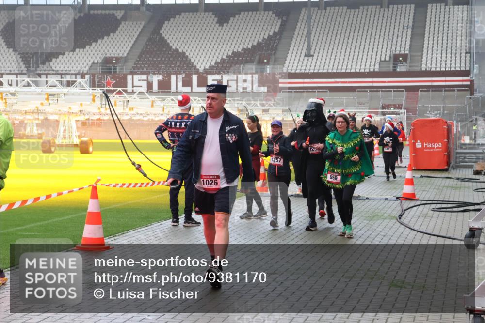 07.12.2025 - St. Pauli X-Mass-Run No. 15 Luisa Fischer http://msf.ph/oto/9381170 07.12.2025 10:10:24 Ziel 1, 1026, 1257, 125, 989, 240, 3411, 800, 962, 989, 1026, 1172, 1191, 1256, 1257, 1399, 1678, 1732, 2502, 2504, 2560, 3245, 3246, 3410, 3411, 4358, 4507 meine-sportfotos.de