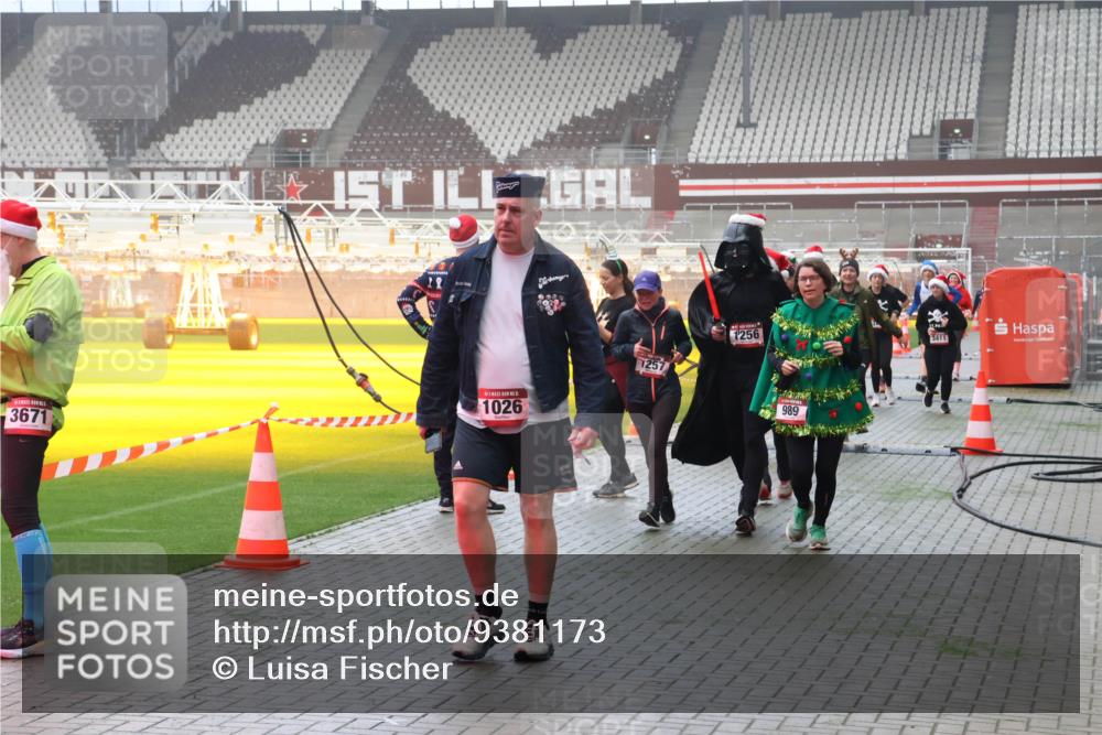 07.12.2025 - St. Pauli X-Mass-Run No. 15 Luisa Fischer http://msf.ph/oto/9381173 07.12.2025 10:10:25 Ziel 3671, 1026, 1257, 1256, 989, 962, 989, 1026, 1172, 1191, 1256, 1257, 1399, 1678, 1732, 2502, 2504, 2560, 3245, 3246, 3410, 3411, 4358, 4507 meine-sportfotos.de