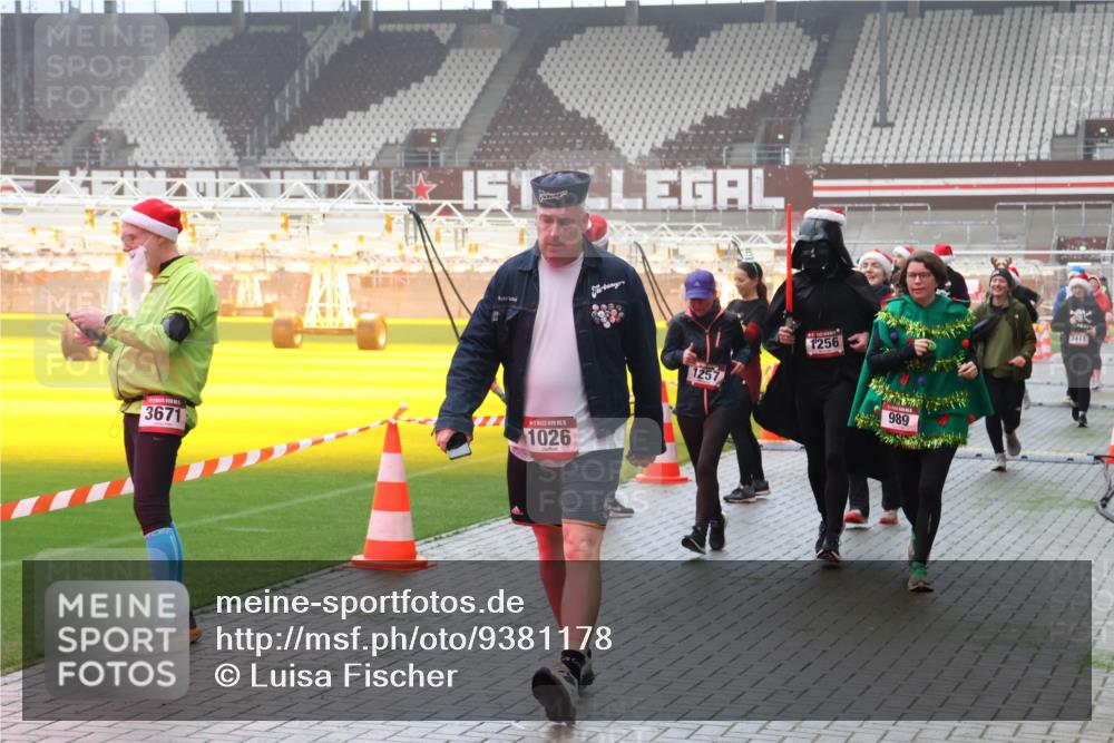 07.12.2025 - St. Pauli X-Mass-Run No. 15 Luisa Fischer http://msf.ph/oto/9381178 07.12.2025 10:10:25 Ziel 3671, 15, 1026, 1257, 1256, 989, 3411, 962, 989, 1026, 1172, 1191, 1256, 1257, 1399, 1678, 1732, 2502, 2504, 2560, 3245, 3246, 3410, 3411, 4358, 4507 meine-sportfotos.de