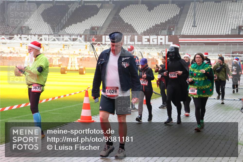 07.12.2025 - St. Pauli X-Mass-Run No. 15 Luisa Fischer http://msf.ph/oto/9381181 07.12.2025 10:10:26 Ziel 3671, 15, 1026, 1257, 1243, 1256, 989, 60, 3411, 962, 989, 1026, 1172, 1191, 1256, 1257, 1399, 1678, 1732, 2502, 2504, 2560, 3245, 3246, 3410, 3411, 4358, 4507 meine-sportfotos.de