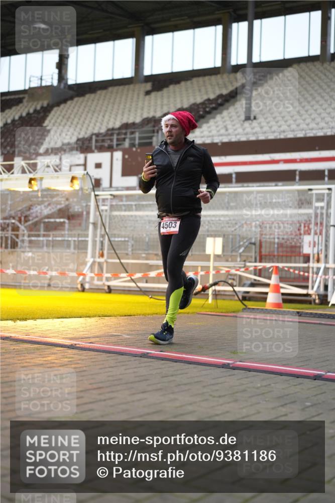 07.12.2025 - St. Pauli X-Mass-Run No. 15 Patografie http://msf.ph/oto/9381186 07.12.2025 10:20:07 Ziel 459, 1364, 1553, 1903, 2238, 2751, 2855, 3846, 3871, 4042, 4071, 4503 meine-sportfotos.de