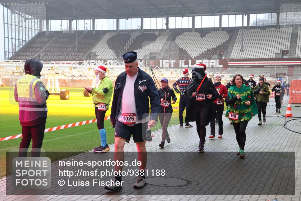 07.12.2025 - St. Pauli X-Mass-Run No. 15 Luisa Fischer http://msf.ph/oto/9381188 07.12.2025 10:10:27 Ziel 3671, 1026, 5, 1256, 257, 1678, 989, 3411, 962, 989, 1026, 1172, 1191, 1256, 1257, 1399, 1678, 1732, 2502, 2504, 2560, 3245, 3246, 3410, 3411, 4358, 4507 meine-sportfotos.de