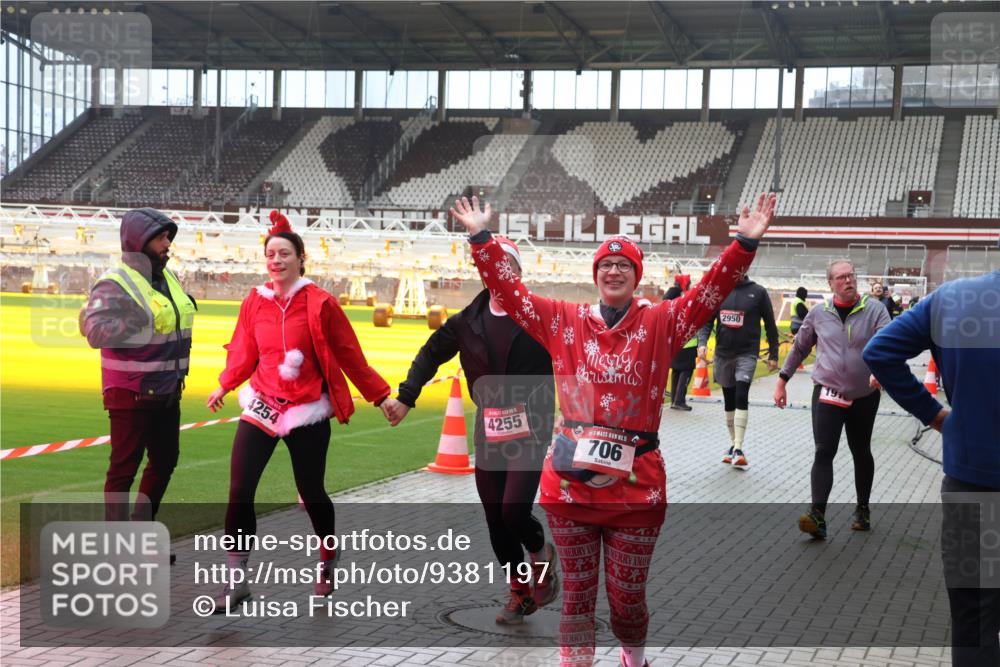 07.12.2025 - St. Pauli X-Mass-Run No. 15 Luisa Fischer http://msf.ph/oto/9381197 07.12.2025 10:44:22 Ziel 4254, 4255, 706, 2950, 32, 74, 84, 179, 559, 706, 1651, 1913, 1947, 1948, 2459, 2487, 2499, 2647, 2767, 2950, 2955, 3012, 3100, 3226, 3237, 4095, 4096, 4104, 4254, 4255 meine-sportfotos.de
