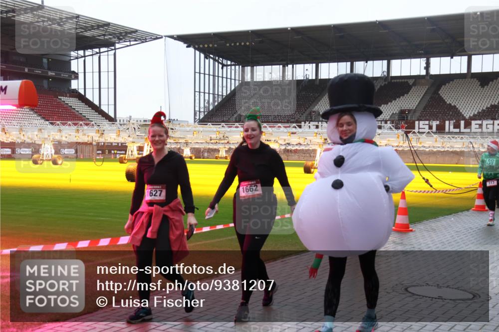 07.12.2025 - St. Pauli X-Mass-Run No. 15 Luisa Fischer http://msf.ph/oto/9381207 07.12.2025 11:16:01 Ziel 1627, 1662, 313, 8, 14, 313, 372, 391, 1218, 1282, 1627, 1662, 2194, 3133 meine-sportfotos.de