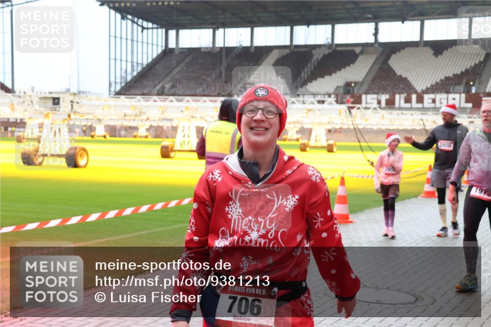 07.12.2025 - St. Pauli X-Mass-Run No. 15 Luisa Fischer http://msf.ph/oto/9381213 07.12.2025 10:44:24 Ziel 3, 15, 706, 2950, 19, 32, 74, 84, 179, 559, 706, 1651, 1913, 1947, 1948, 2459, 2487, 2499, 2647, 2767, 2950, 2955, 3012, 3100, 3226, 3237, 4095, 4096, 4104, 4254, 4255 meine-sportfotos.de