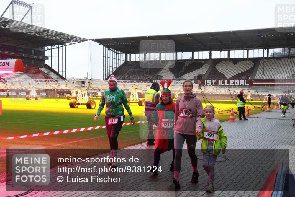 07.12.2025 - St. Pauli X-Mass-Run No. 15 Luisa Fischer http://msf.ph/oto/9381224 07.12.2025 11:16:09 Ziel 313, 1218, 1218, 391, 8, 14, 372, 391, 1218, 1282, 2194 meine-sportfotos.de