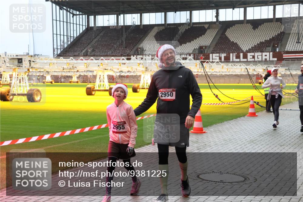 07.12.2025 - St. Pauli X-Mass-Run No. 15 Luisa Fischer http://msf.ph/oto/9381225 07.12.2025 10:44:29 Ziel 2955, 15, 2950, 24, 32, 74, 84, 179, 706, 1089, 1651, 1913, 1947, 1948, 2357, 2359, 2499, 2647, 2767, 2950, 2955, 3012, 3100, 4095, 4096, 4254, 4255 meine-sportfotos.de