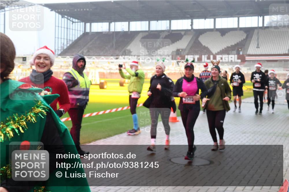 07.12.2025 - St. Pauli X-Mass-Run No. 15 Luisa Fischer http://msf.ph/oto/9381245 07.12.2025 10:10:31 Ziel 2502, 1179, 962, 989, 1026, 1172, 1191, 1256, 1257, 1399, 1678, 1732, 2083, 2087, 2502, 2504, 2560, 3245, 3246, 3410, 3411, 4358, 4507 meine-sportfotos.de