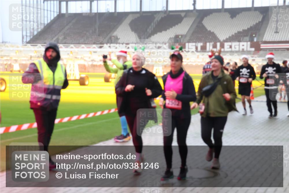 07.12.2025 - St. Pauli X-Mass-Run No. 15 Luisa Fischer http://msf.ph/oto/9381246 07.12.2025 10:10:32 Ziel 2502, 962, 989, 1026, 1172, 1191, 1256, 1257, 1399, 1678, 1732, 2083, 2087, 2502, 2504, 2560, 3245, 3246, 3410, 3411, 4358, 4507 meine-sportfotos.de