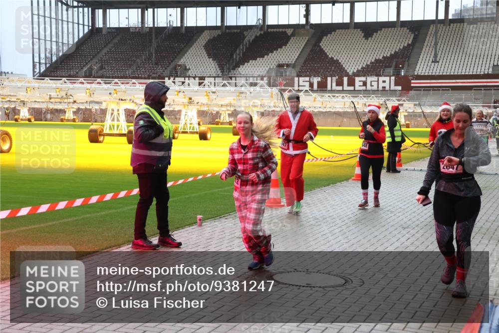 07.12.2025 - St. Pauli X-Mass-Run No. 15 Luisa Fischer http://msf.ph/oto/9381247 07.12.2025 10:44:41 Ziel 948, 4047, 051, 32, 179, 220, 571, 1051, 1059, 1060, 1089, 1421, 1651, 1947, 1948, 2321, 2325, 2357, 2359, 2499, 2950, 2955, 3012, 4254, 4255 meine-sportfotos.de