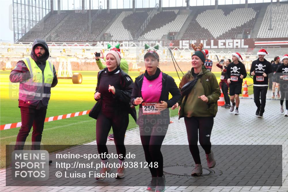 07.12.2025 - St. Pauli X-Mass-Run No. 15 Luisa Fischer http://msf.ph/oto/9381248 07.12.2025 10:10:32 Ziel 6709, 250, 324, 324, 243, 3245, 3410, 962, 989, 1026, 1172, 1191, 1256, 1257, 1399, 1678, 1732, 2083, 2087, 2502, 2504, 2560, 3245, 3246, 3410, 3411, 4358, 4507 meine-sportfotos.de