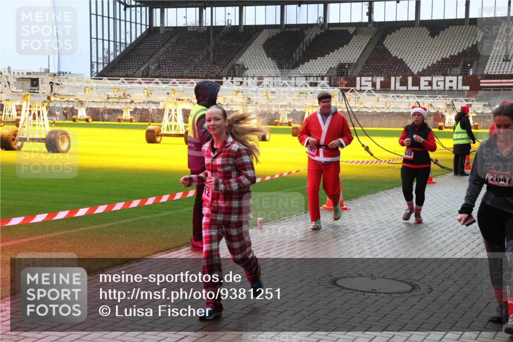 07.12.2025 - St. Pauli X-Mass-Run No. 15 Luisa Fischer http://msf.ph/oto/9381251 07.12.2025 10:44:42 Ziel 948, 2647, 32, 179, 220, 571, 1051, 1059, 1060, 1089, 1421, 1651, 1947, 1948, 2321, 2325, 2357, 2359, 2499, 2950, 2955, 3012, 4254, 4255 meine-sportfotos.de