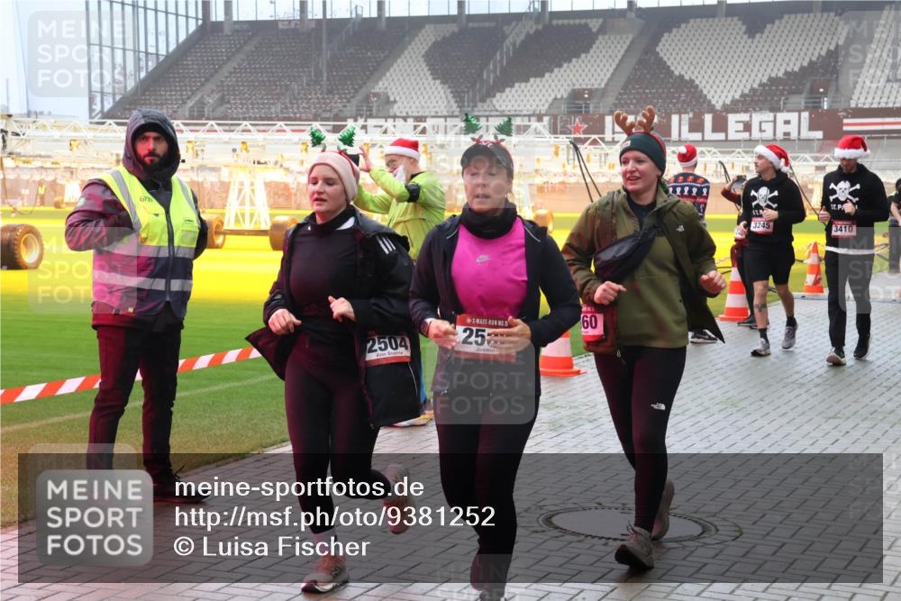 07.12.2025 - St. Pauli X-Mass-Run No. 15 Luisa Fischer http://msf.ph/oto/9381252 07.12.2025 10:10:32 Ziel 6709, 2504, 15, 25, 60, 22222, 3245, 3410, 962, 989, 1026, 1172, 1191, 1256, 1257, 1399, 1678, 1732, 2083, 2087, 2502, 2504, 2560, 3245, 3246, 3410, 3411, 4358, 4507 meine-sportfotos.de