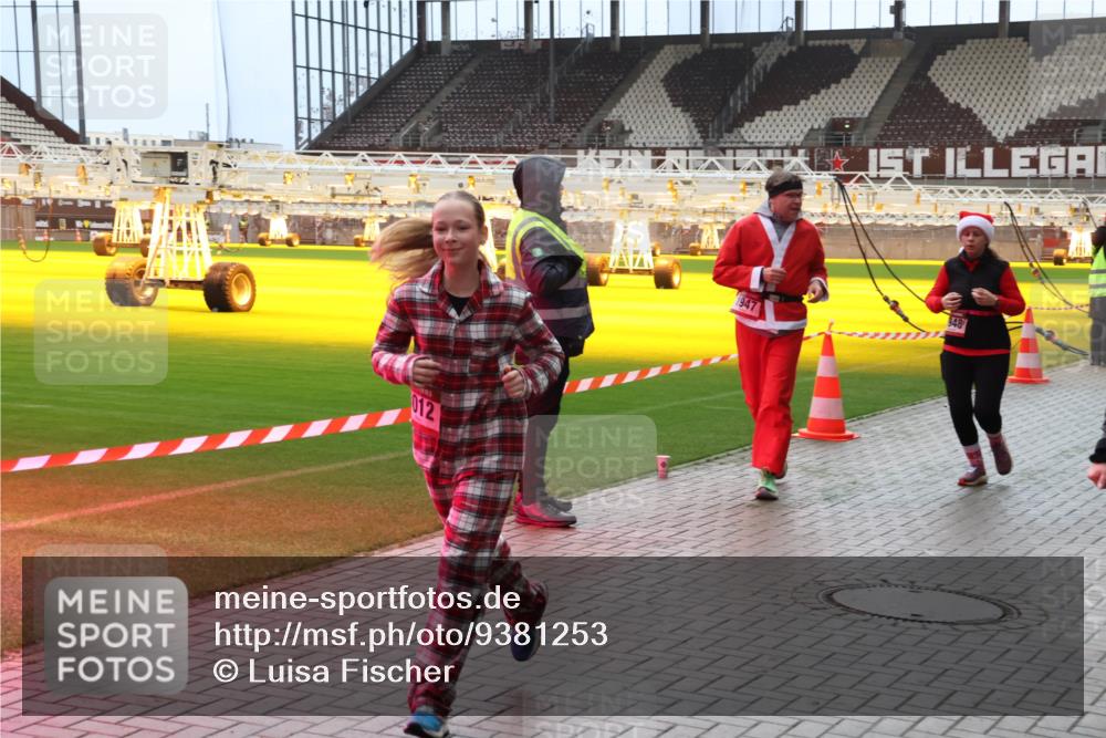07.12.2025 - St. Pauli X-Mass-Run No. 15 Luisa Fischer http://msf.ph/oto/9381253 07.12.2025 10:44:42 Ziel 012, 1947, 948, 32, 179, 220, 571, 1051, 1059, 1060, 1089, 1421, 1651, 1947, 1948, 2321, 2325, 2357, 2359, 2499, 2950, 2955, 3012, 4254, 4255 meine-sportfotos.de
