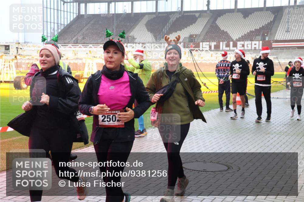 07.12.2025 - St. Pauli X-Mass-Run No. 15 Luisa Fischer http://msf.ph/oto/9381256 07.12.2025 10:10:33 Ziel 250, 60, 3245, 3410, 3246, 962, 989, 1026, 1172, 1191, 1256, 1257, 1399, 1678, 1732, 2083, 2087, 2502, 2504, 2560, 3245, 3246, 3410, 3411, 4358, 4507 meine-sportfotos.de