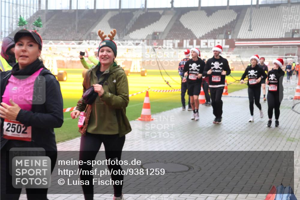 07.12.2025 - St. Pauli X-Mass-Run No. 15 Luisa Fischer http://msf.ph/oto/9381259 07.12.2025 10:10:33 Ziel 2502, 60, 3245, 3410, 3246, 3411, 962, 989, 1026, 1172, 1191, 1256, 1257, 1399, 1678, 1732, 2083, 2087, 2502, 2504, 2560, 3245, 3246, 3410, 3411, 4358, 4507 meine-sportfotos.de