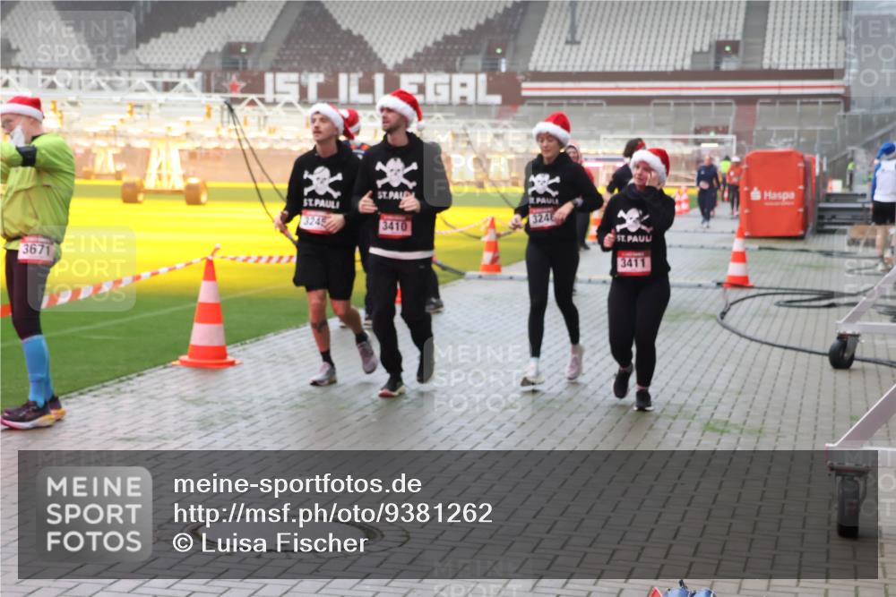 07.12.2025 - St. Pauli X-Mass-Run No. 15 Luisa Fischer http://msf.ph/oto/9381262 07.12.2025 10:10:34 Ziel 3671, 3245, 3410, 3246, 3411, 962, 989, 1026, 1191, 1256, 1257, 1399, 1678, 1732, 2083, 2087, 2502, 2504, 2560, 3245, 3246, 3410, 3411, 4358, 4507 meine-sportfotos.de