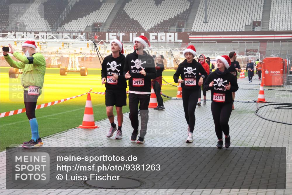 07.12.2025 - St. Pauli X-Mass-Run No. 15 Luisa Fischer http://msf.ph/oto/9381263 07.12.2025 10:10:35 Ziel 3671, 3245, 3410, 3246, 3411, 962, 989, 1026, 1256, 1257, 1399, 1571, 1678, 1732, 2083, 2087, 2502, 2504, 2560, 3245, 3246, 3410, 3411, 4358, 4507 meine-sportfotos.de