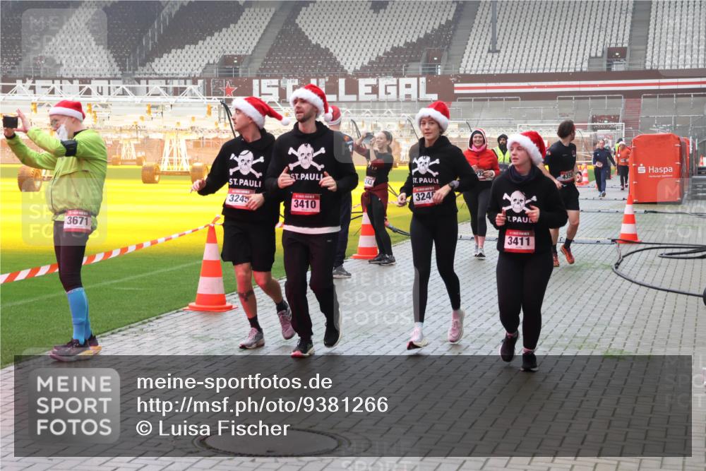 07.12.2025 - St. Pauli X-Mass-Run No. 15 Luisa Fischer http://msf.ph/oto/9381266 07.12.2025 10:10:35 Ziel 3671, 3245, 243, 3410, 324, 3411, 4358, 962, 989, 1026, 1256, 1257, 1399, 1571, 1678, 1732, 2083, 2087, 2502, 2504, 2560, 3245, 3246, 3410, 3411, 4358, 4507 meine-sportfotos.de