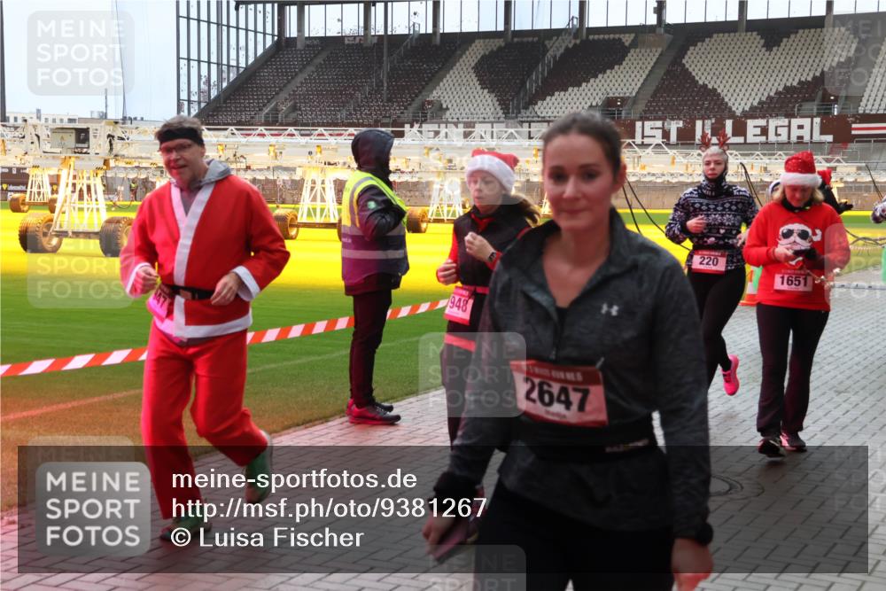 07.12.2025 - St. Pauli X-Mass-Run No. 15 Luisa Fischer http://msf.ph/oto/9381267 07.12.2025 10:44:44 Ziel 948, 2647, 220, 1651, 32, 179, 220, 571, 1051, 1059, 1060, 1089, 1421, 1651, 1947, 1948, 2321, 2325, 2357, 2359, 2499, 2950, 2955, 3012, 3132, 4254, 4255 meine-sportfotos.de