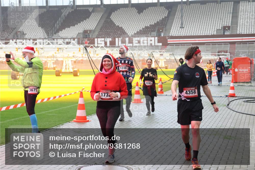 07.12.2025 - St. Pauli X-Mass-Run No. 15 Luisa Fischer http://msf.ph/oto/9381268 07.12.2025 10:10:41 Ziel 3671, 1732, 1248, 1243, 4358, 550, 962, 964, 989, 1026, 1256, 1257, 1399, 1571, 1678, 1732, 2083, 2087, 2502, 2504, 2560, 3245, 3246, 3410, 3411, 4358, 4507 meine-sportfotos.de