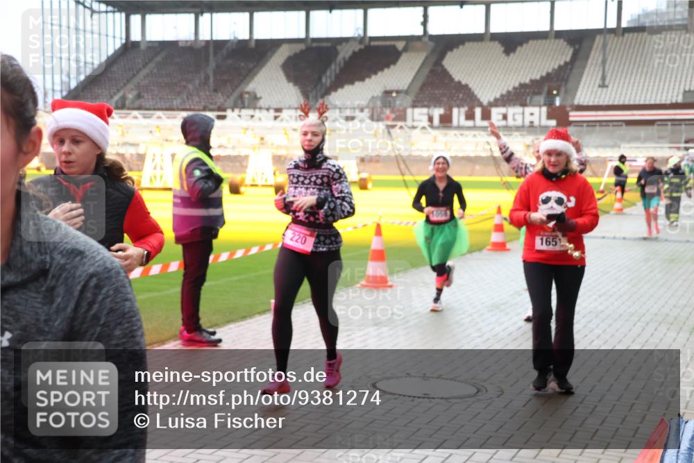 07.12.2025 - St. Pauli X-Mass-Run No. 15 Luisa Fischer http://msf.ph/oto/9381274 07.12.2025 10:44:45 Ziel 220, 1054, 1651, 32, 179, 220, 571, 1051, 1059, 1060, 1089, 1421, 1651, 1947, 1948, 2321, 2325, 2357, 2359, 2499, 2950, 2955, 3012, 3132, 4254, 4255 meine-sportfotos.de