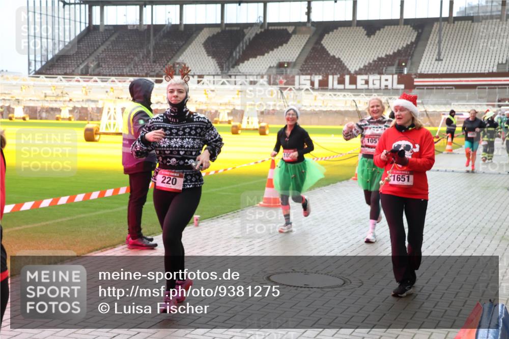 07.12.2025 - St. Pauli X-Mass-Run No. 15 Luisa Fischer http://msf.ph/oto/9381275 07.12.2025 10:44:46 Ziel 220, 105, 105, 1651, 32, 179, 220, 571, 1051, 1059, 1060, 1089, 1421, 1651, 1947, 1948, 2321, 2325, 2357, 2359, 2499, 2950, 2955, 3012, 3132, 4254, 4255 meine-sportfotos.de