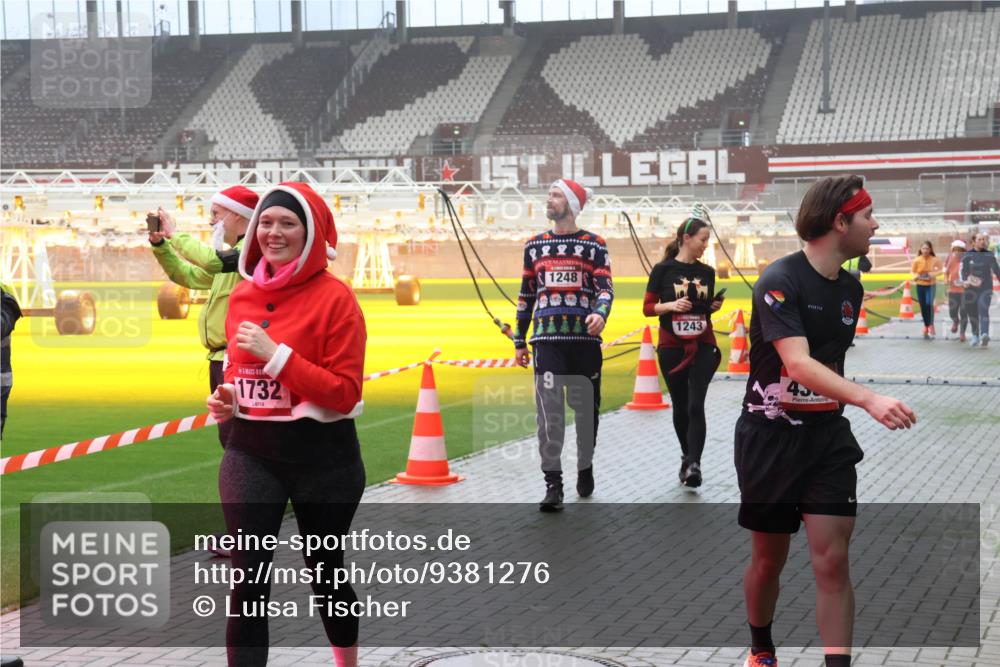 07.12.2025 - St. Pauli X-Mass-Run No. 15 Luisa Fischer http://msf.ph/oto/9381276 07.12.2025 10:10:42 Ziel 1248, 1732, 9, 1243, 550, 962, 964, 989, 1256, 1257, 1399, 1571, 1678, 1732, 2083, 2087, 2502, 2504, 2560, 3245, 3246, 3410, 3411, 4358, 4507 meine-sportfotos.de
