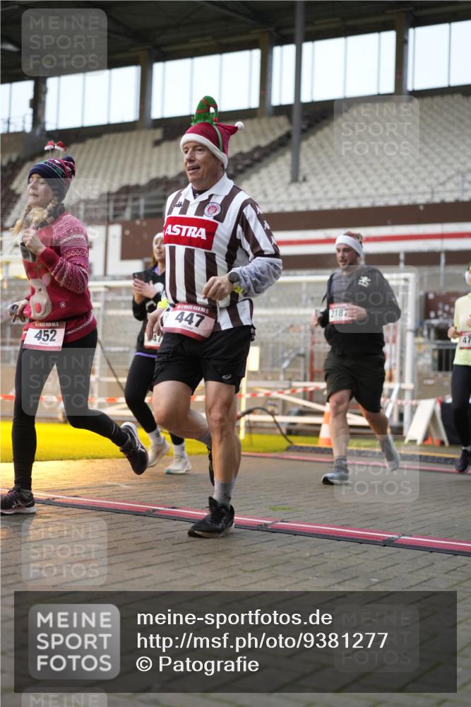 07.12.2025 - St. Pauli X-Mass-Run No. 15 Patografie http://msf.ph/oto/9381277 07.12.2025 10:20:21 Ziel 447, 452, 459, 461, 478, 2187, 2855, 3473, 3832, 4116, 4503, 4523 meine-sportfotos.de