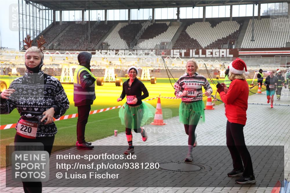 07.12.2025 - St. Pauli X-Mass-Run No. 15 Luisa Fischer http://msf.ph/oto/9381280 07.12.2025 10:44:46 Ziel 15, 220, 1050, 051, 1089, 32, 179, 220, 571, 1051, 1059, 1060, 1089, 1421, 1651, 1947, 1948, 2321, 2325, 2357, 2359, 2499, 2950, 2955, 3012, 3132, 4254, 4255 meine-sportfotos.de