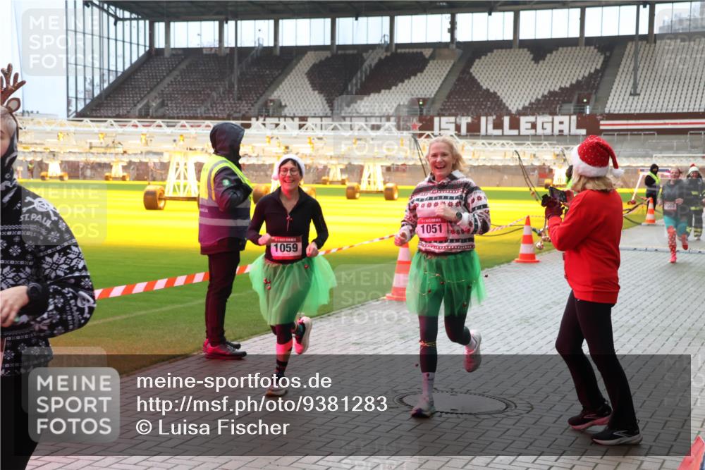 07.12.2025 - St. Pauli X-Mass-Run No. 15 Luisa Fischer http://msf.ph/oto/9381283 07.12.2025 10:44:47 Ziel 1059, 1051, 32, 179, 220, 571, 1051, 1059, 1060, 1089, 1421, 1651, 1947, 1948, 2321, 2325, 2357, 2359, 2499, 2950, 2955, 3012, 3132, 4254, 4255 meine-sportfotos.de