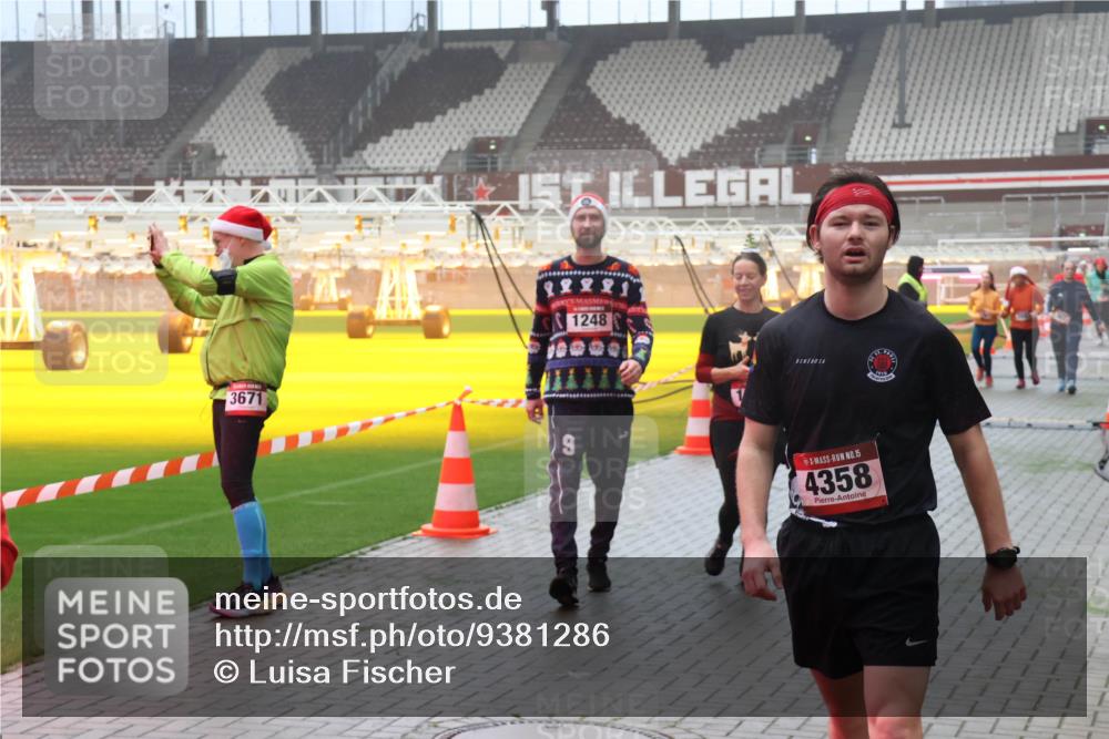 07.12.2025 - St. Pauli X-Mass-Run No. 15 Luisa Fischer http://msf.ph/oto/9381286 07.12.2025 10:10:43 Ziel 3671, 1248, 15, 4358, 550, 962, 964, 989, 1256, 1257, 1399, 1571, 1678, 1732, 2083, 2087, 2502, 2504, 2560, 3245, 3246, 3410, 3411, 4358, 4507 meine-sportfotos.de