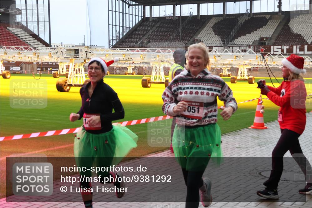 07.12.2025 - St. Pauli X-Mass-Run No. 15 Luisa Fischer http://msf.ph/oto/9381292 07.12.2025 10:44:48 Ziel 051, 32, 179, 220, 571, 1051, 1059, 1060, 1089, 1421, 1651, 1947, 1948, 2321, 2325, 2357, 2359, 2499, 2950, 2955, 3012, 3132, 4254, 4255 meine-sportfotos.de