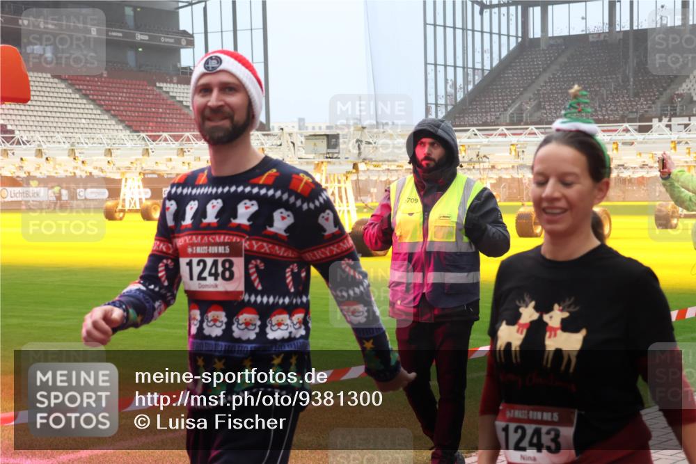 07.12.2025 - St. Pauli X-Mass-Run No. 15 Luisa Fischer http://msf.ph/oto/9381300 07.12.2025 10:10:48 Ziel 1248, 709, 15, 1243, 550, 962, 964, 989, 1256, 1257, 1399, 1571, 1678, 1732, 2083, 2087, 2502, 2504, 2560, 3245, 3246, 3410, 3411, 4358, 4507 meine-sportfotos.de