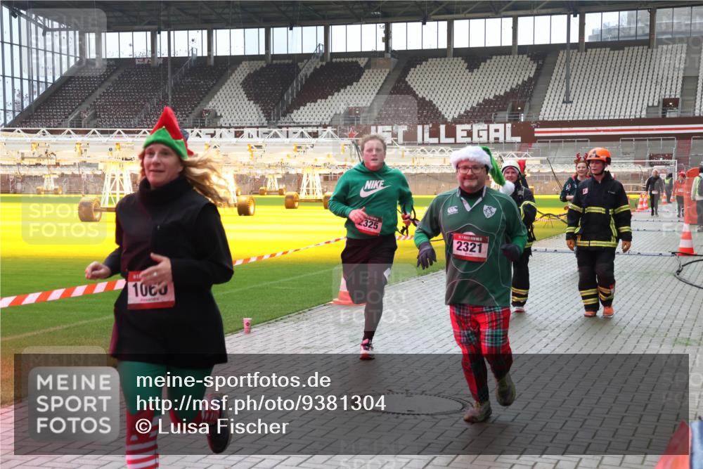 07.12.2025 - St. Pauli X-Mass-Run No. 15 Luisa Fischer http://msf.ph/oto/9381304 07.12.2025 10:44:58 Ziel 1, 1060, 2325, 2321, 86, 220, 571, 1051, 1059, 1060, 1089, 1421, 1651, 1947, 1948, 2058, 2321, 2325, 2357, 2359, 3012, 3132 meine-sportfotos.de