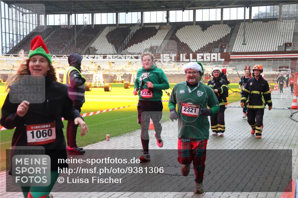 07.12.2025 - St. Pauli X-Mass-Run No. 15 Luisa Fischer http://msf.ph/oto/9381306 07.12.2025 10:44:58 Ziel 5, 1060, 2325, 2321, 86, 220, 571, 1051, 1059, 1060, 1089, 1421, 1651, 1947, 1948, 2058, 2321, 2325, 2357, 2359, 3012, 3132 meine-sportfotos.de
