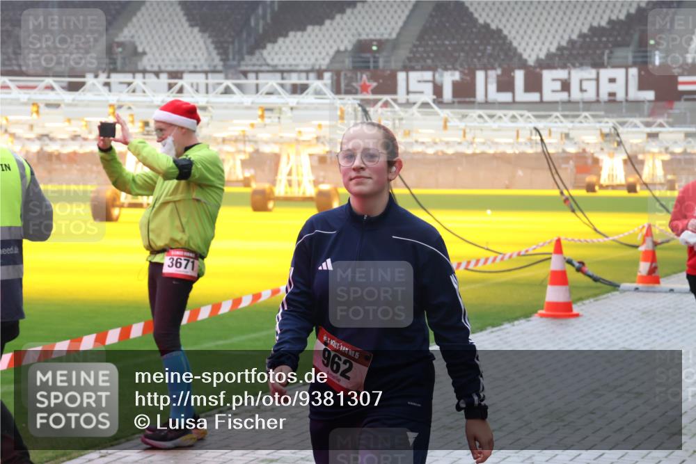 07.12.2025 - St. Pauli X-Mass-Run No. 15 Luisa Fischer http://msf.ph/oto/9381307 07.12.2025 10:10:57 Ziel 3671, 15, 962, 550, 962, 964, 1399, 1571, 1732, 1768, 2083, 2087, 4358, 4507, 4885 meine-sportfotos.de