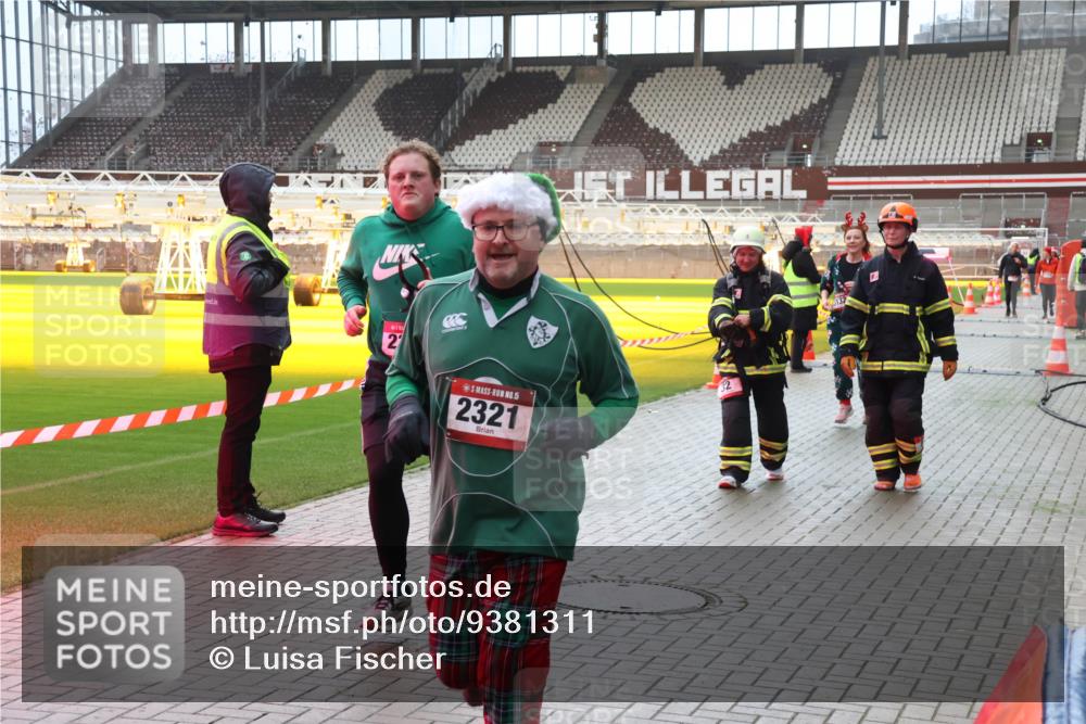 07.12.2025 - St. Pauli X-Mass-Run No. 15 Luisa Fischer http://msf.ph/oto/9381311 07.12.2025 10:44:59 Ziel 2, 15, 2321, 86, 220, 571, 1051, 1059, 1060, 1089, 1421, 1651, 1947, 1948, 2058, 2321, 2325, 2357, 2359, 3012, 3132 meine-sportfotos.de