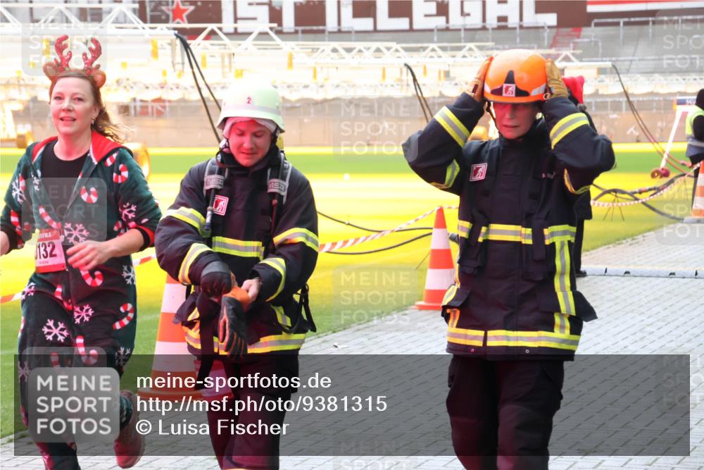 07.12.2025 - St. Pauli X-Mass-Run No. 15 Luisa Fischer http://msf.ph/oto/9381315 07.12.2025 10:45:01 Ziel 132, 2, 86, 220, 571, 1051, 1059, 1060, 1089, 1421, 1947, 1948, 2058, 2321, 2325, 2357, 2359, 3012, 3132 meine-sportfotos.de