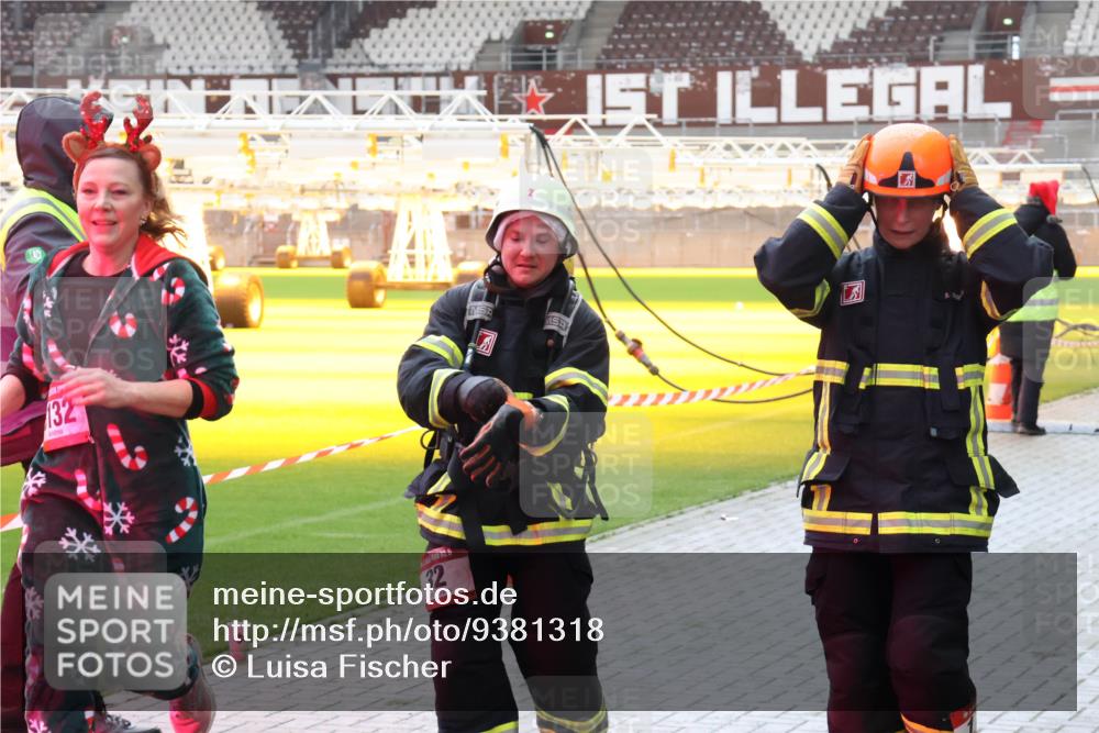 07.12.2025 - St. Pauli X-Mass-Run No. 15 Luisa Fischer http://msf.ph/oto/9381318 07.12.2025 10:45:02 Ziel 132, 32, 86, 220, 571, 1051, 1059, 1060, 1089, 1421, 1947, 1948, 2058, 2321, 2325, 2357, 2359, 3012, 3132, 4876 meine-sportfotos.de