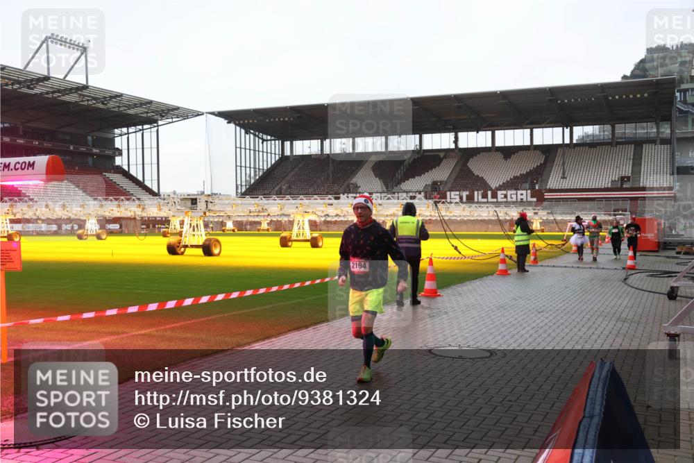 07.12.2025 - St. Pauli X-Mass-Run No. 15 Luisa Fischer http://msf.ph/oto/9381324 07.12.2025 11:16:17 Ziel 2194, 8, 14, 372, 1800, 1802, 1821, 1825, 2194, 2195, 2464, 3326 meine-sportfotos.de