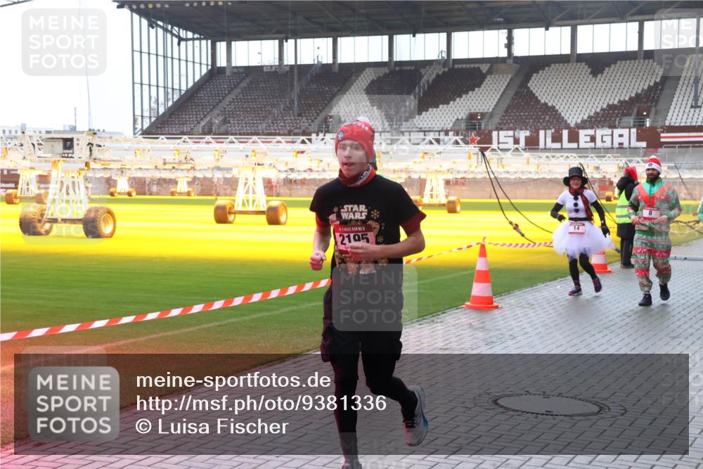 07.12.2025 - St. Pauli X-Mass-Run No. 15 Luisa Fischer http://msf.ph/oto/9381336 07.12.2025 11:16:24 Ziel 15, 2105, 14, 8, 14, 372, 1800, 1802, 1821, 1825, 2194, 2195, 2464, 3241, 3256, 3326 meine-sportfotos.de