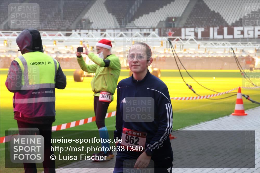 07.12.2025 - St. Pauli X-Mass-Run No. 15 Luisa Fischer http://msf.ph/oto/9381340 07.12.2025 10:10:57 Ziel 3671, 15, 962, 550, 962, 964, 1399, 1571, 1732, 1768, 2083, 2087, 4358, 4507, 4885 meine-sportfotos.de