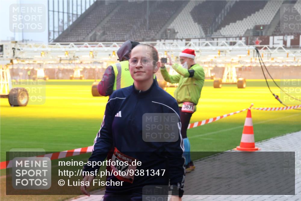 07.12.2025 - St. Pauli X-Mass-Run No. 15 Luisa Fischer http://msf.ph/oto/9381347 07.12.2025 10:10:58 Ziel 962, 3671, 550, 962, 964, 1399, 1571, 1732, 1768, 2083, 2087, 4358, 4507, 4885 meine-sportfotos.de