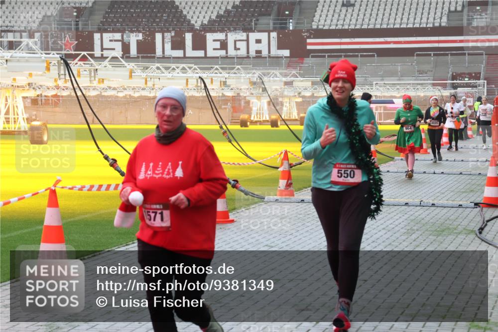 07.12.2025 - St. Pauli X-Mass-Run No. 15 Luisa Fischer http://msf.ph/oto/9381349 07.12.2025 10:10:59 Ziel 571, 550, 964, 4885, 550, 962, 964, 1399, 1571, 1732, 1768, 2083, 2087, 4358, 4507, 4885 meine-sportfotos.de